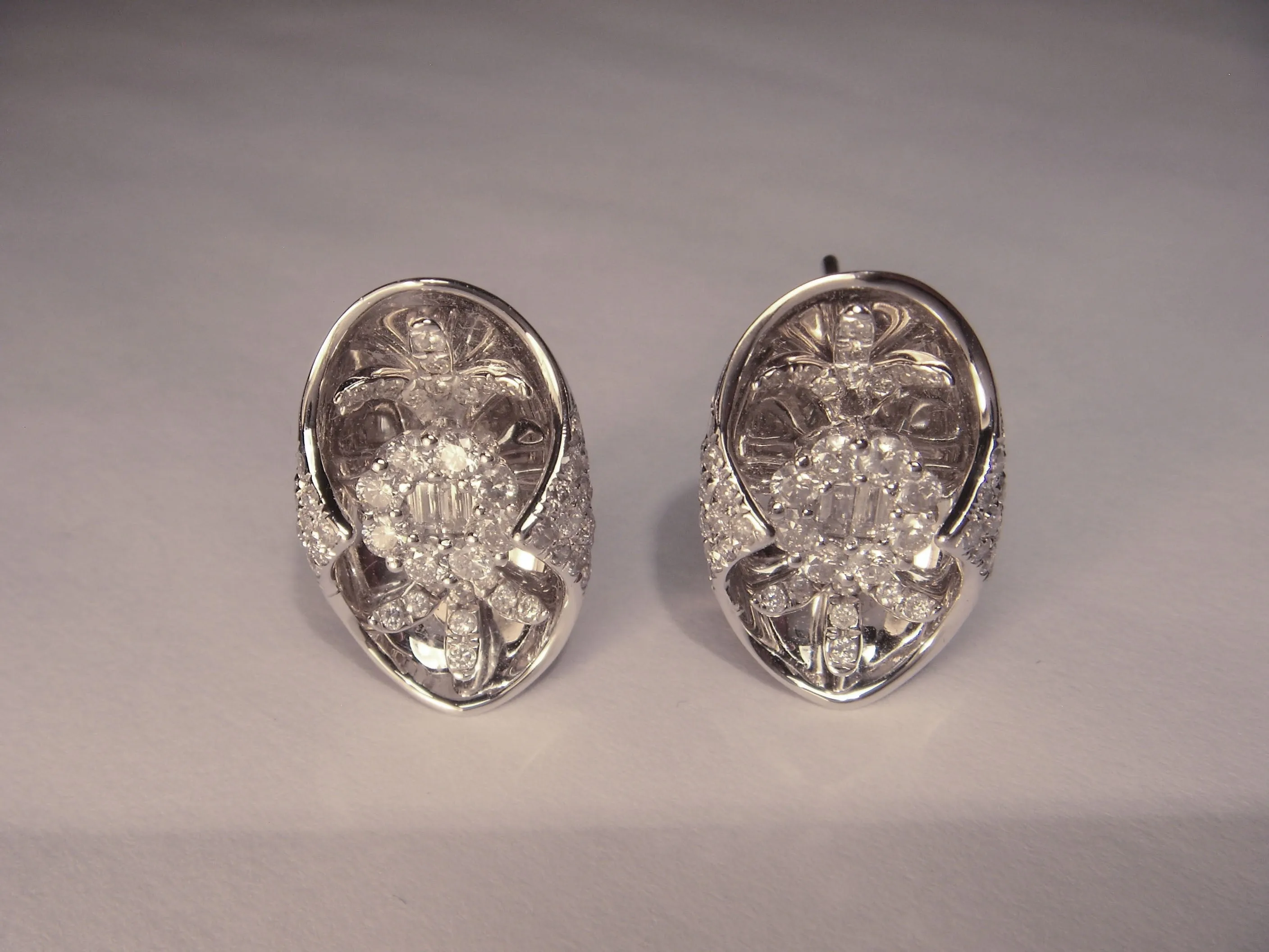 Beautiful 18K White Gold Diamond Floral Designer Earrings