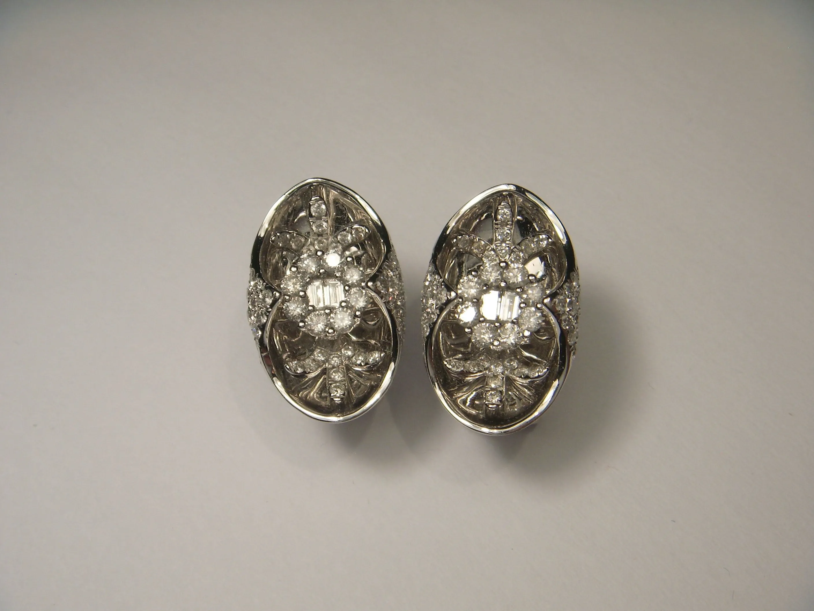 Beautiful 18K White Gold Diamond Floral Designer Earrings