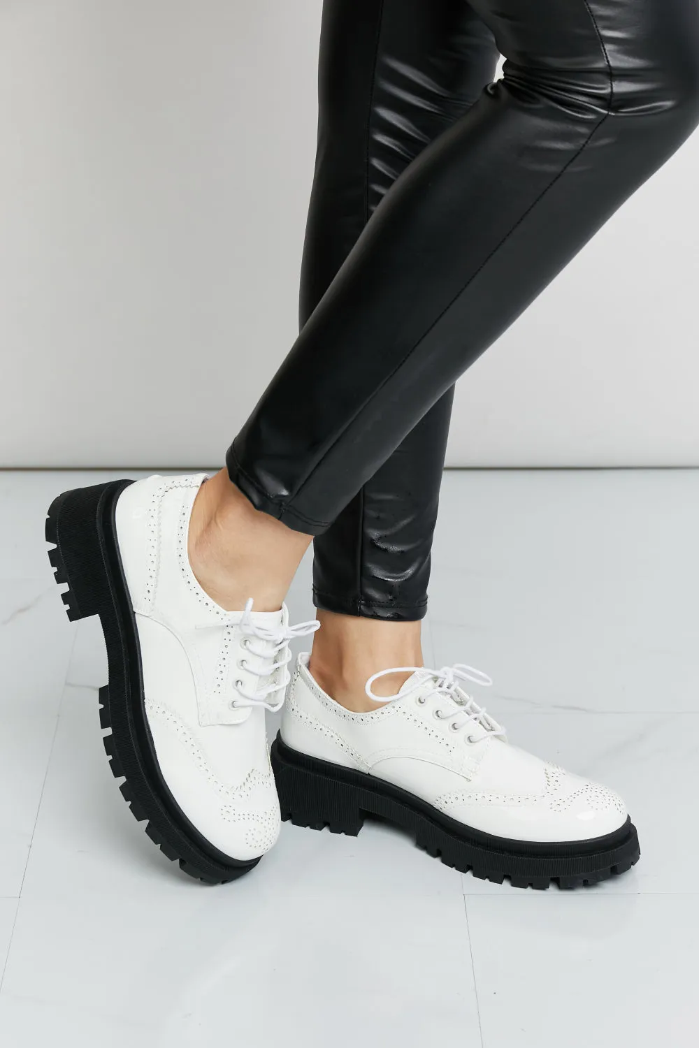 Lace-Up Round Neck Shoes