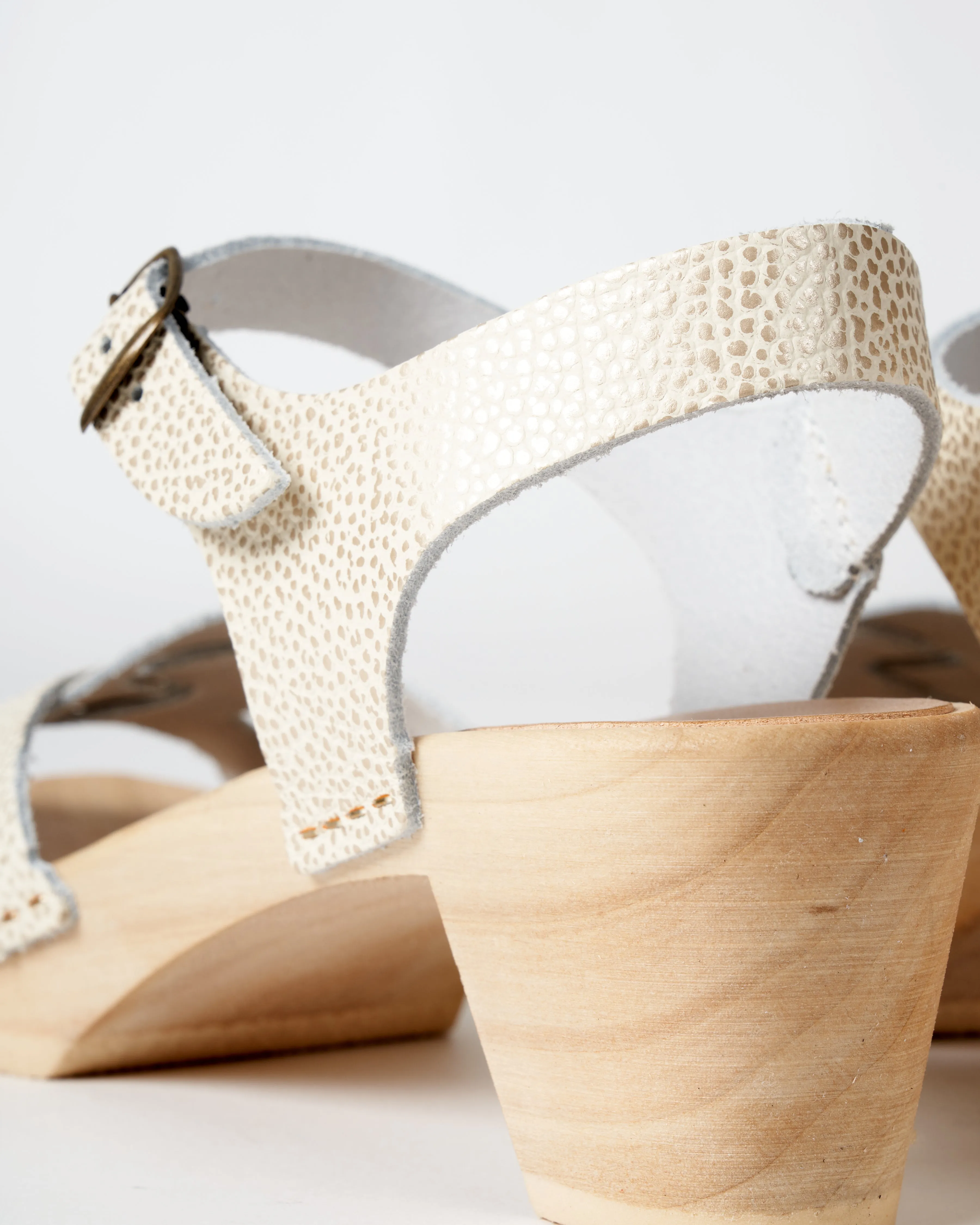 low heel clog - metal grain or