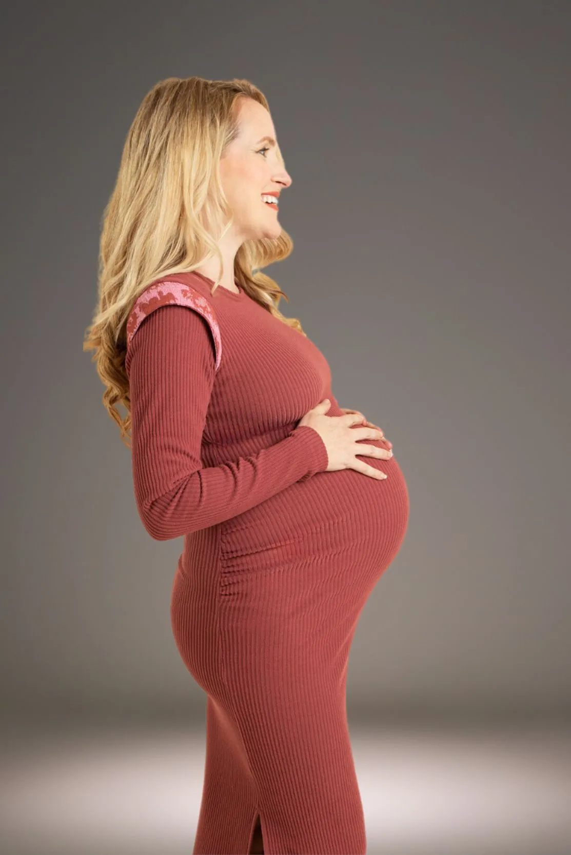 Slim-fit ribbed maternity dress in Berry