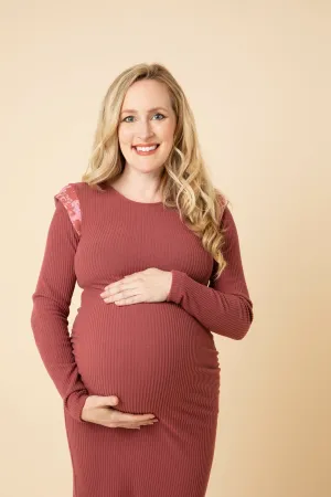 Slim-fit ribbed maternity dress in Berry