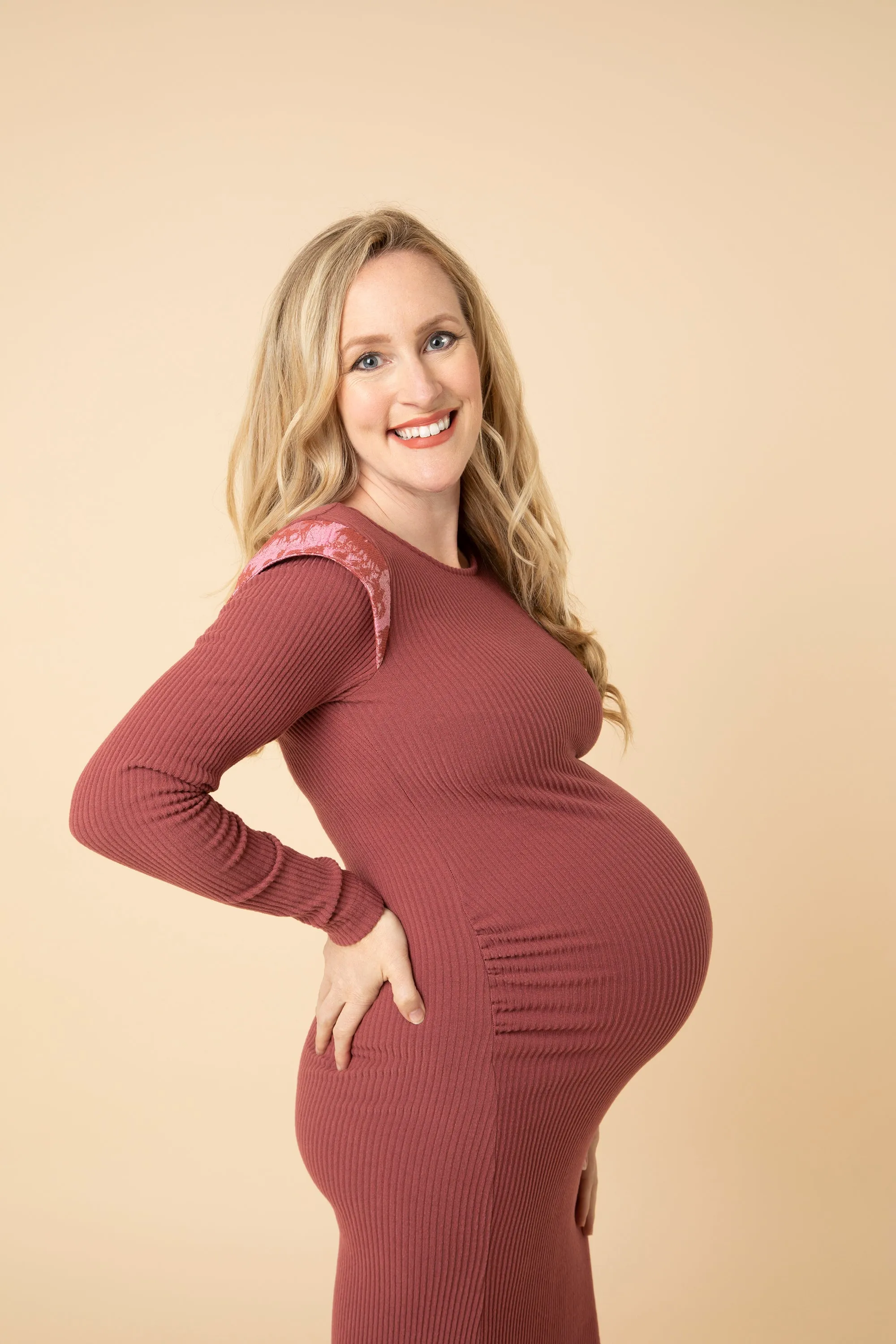 Slim-fit ribbed maternity dress in Berry