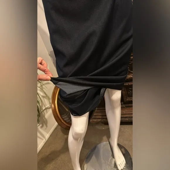Tahari Pencil skirt size 4 Knee length Sexy shape Lined Zipper Darkest blue