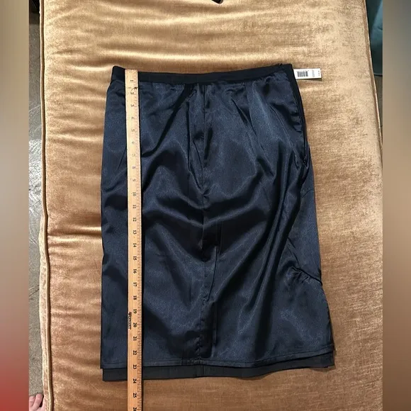 Tahari Pencil skirt size 4 Knee length Sexy shape Lined Zipper Darkest blue