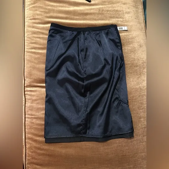 Tahari Pencil skirt size 4 Knee length Sexy shape Lined Zipper Darkest blue
