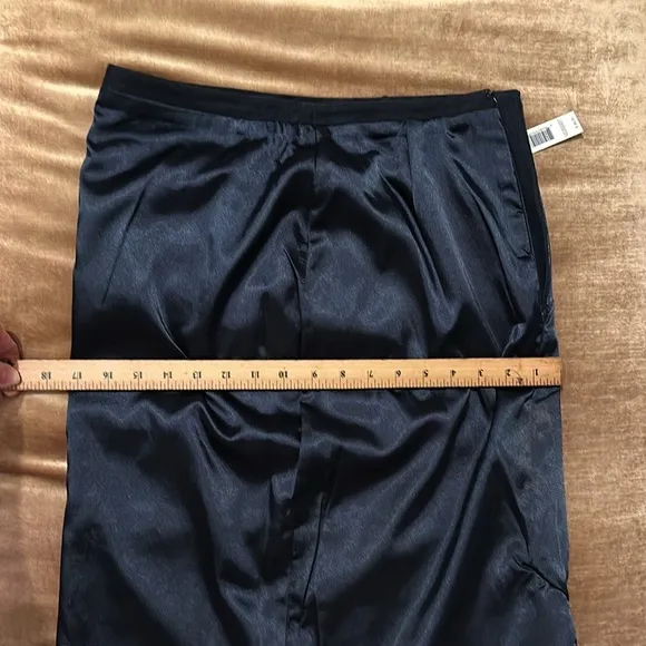 Tahari Pencil skirt size 4 Knee length Sexy shape Lined Zipper Darkest blue