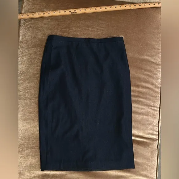 Tahari Pencil skirt size 4 Knee length Sexy shape Lined Zipper Darkest blue