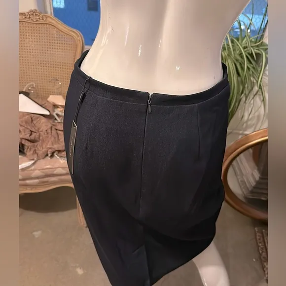 Tahari Pencil skirt size 4 Knee length Sexy shape Lined Zipper Darkest blue