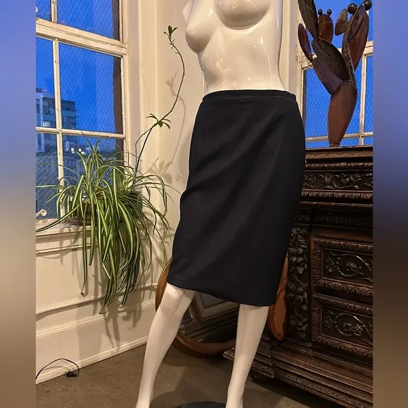 Tahari Pencil skirt size 4 Knee length Sexy shape Lined Zipper Darkest blue
